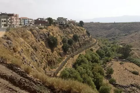 منظر عام يُظهر جزءًا من السياج الحدودي المحيط بقرية الغجر ، الواقعة على الحدود بين لبنان وإسرائيل وسوريا ، في 7 سبتمبر / أيلول 2022.AFP