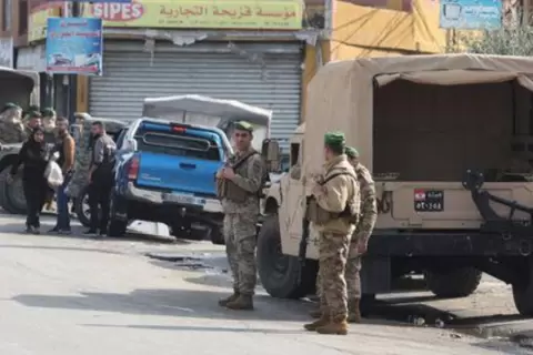 أفراد بالجيش اللبناني يقومون بتأمين منطقة في بلدة العقابية بجنوب لبنان يوم الخميس. تصوير-عزيز طاهر - رويترز.webp