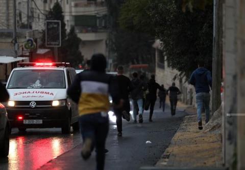 شبان يتصدون لقوات الاحتلال خلال اقتحامها مدينة نابلس واعتقال شاب بعد محاصرة منزله.jpg