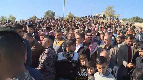 جانب من تشييع جثمان الشهيد العقيد عبدالرزاق الدلابيح في بلدة الكفير بجرش. (المملكة)