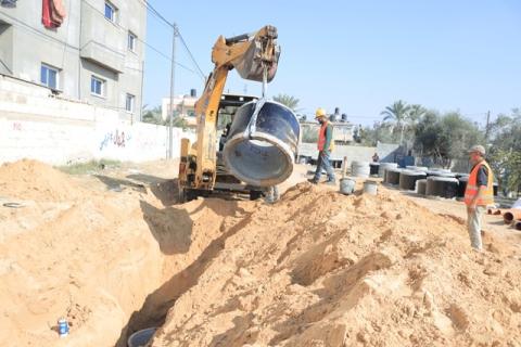 بلدية خان يونس تشرع بتنفيذ مشروع الصرف الصحي في قاع القرين