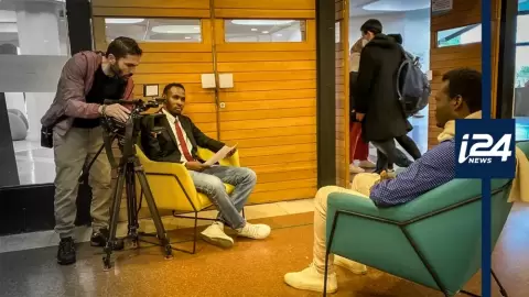 مراسل I24NEWS عبد الكريم الطيناوي خلال إجراءه مقابلة مع فؤاد عثمان.webp