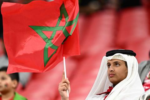 المغاربة يحتشدون في ملعب المباراة لتشجيع منتحبهم .. تصوير (الفرنسية) 65.jpg