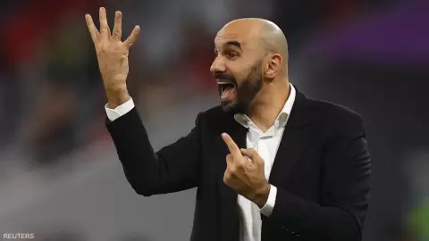 وليد الركراكي يعطي تعليماته للاعبين خلال مباراة إسبانيا.webp