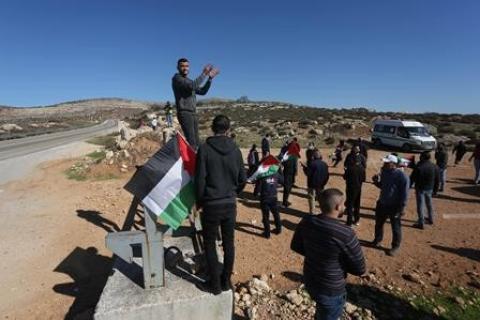 المسيرة الأسبوعية لأهالي قرية بيت دجن ضد الاستيطان والمطالبة بفتح البوابة الرئيسية للقرية والمغلقة منذ انتفاضة الأقصى .. تصوير - أيمن نوباني 55.jpg
