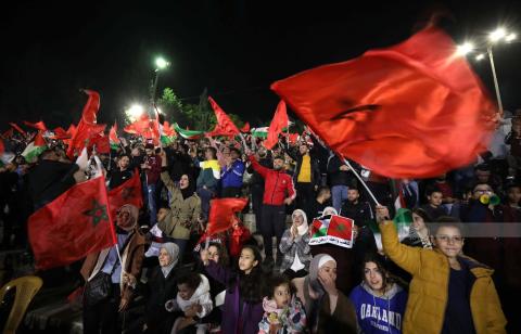 مواطنون يحتفلون ويتابعون فوز المنتخب المغربي على منتخب البرتغال في دور ربع النهائي من بطولة كأس العالم في قطر خلال عرض المباراة في مدينة نابلس .. تصوير - أيمن نوباني 43.jpg