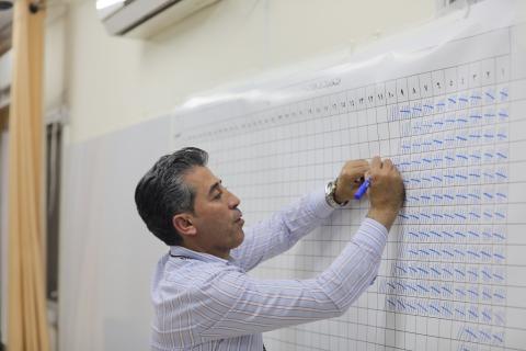 جانب من فرز الأصوات في انتخابات غرفة تجارة وصناعة محافظة أريحا والأغوار.JPG