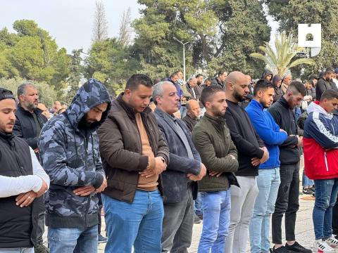 آلاف المصلين أدوا صلاة الجمعة في المسجد الأقصى المبارك رغم  تضييقات الاحتلال وعرقلته وصولهم.jpg