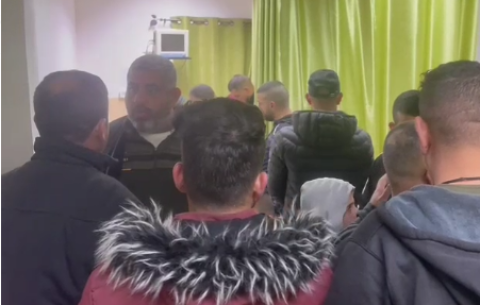 عائلة الشهيدة بالمستشفي في حالة من الصدمة .. تصوير: مراسل