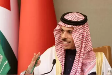 وزير الخارجية السعودية الأمير فيصل بن فرحان آل سعود خلال مؤتمر صحفي في الرياض يوم الجمعة. تصوير: أحمد يسري - رويترز