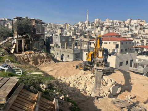 الاحتلال يُجبر مقدسيا على هدم منزله في العيسوية.jpg