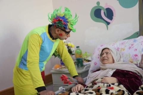 طلبة الاعلام من جامعة الأقصى يزورون مركز الوفاء لرعاية المسنين.jpg