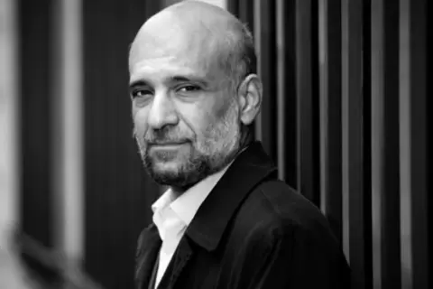 الناشط المصري الفلسطيني رامي شعث في جلسة تصوير لوكالة فرانس برس في باريس.webp