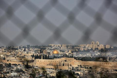 مدينة القدس هذا المساء كما تظهر من جبل المكبر.jpg