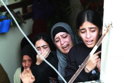 جنين - ذوو الشهداء صدقي زكارنة ، طارق الدمج ,عطا الشلبي،خلال إلقائهم نظرة الوداع الأخيرة قبل تشييع جثامينهم - تصوير - عدي دعيبس 76(1).jpg
