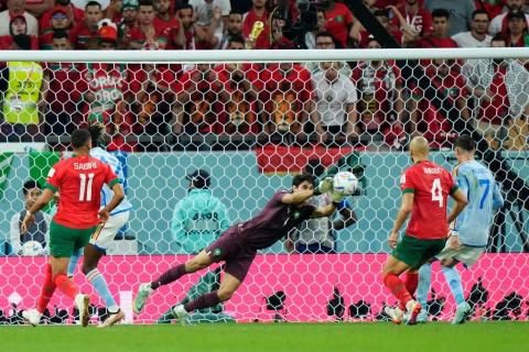 بونو خلال تصد في المباراة (Getty Images).jpg