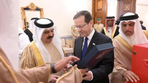 الرئيس الإسرائيلي يزور البحرين 94.jpg