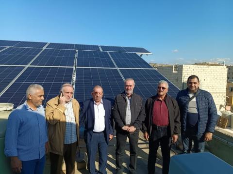 د. أبو هولي يعلن انجاز مشروع الطاقة الشمسية لتشغيل مضخات ابار المياه في مخيم عين الحلوة