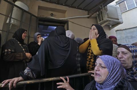 دموع في وداع الشهيد نعيم الزبيدي (تصوير - أ ف ب).jpg