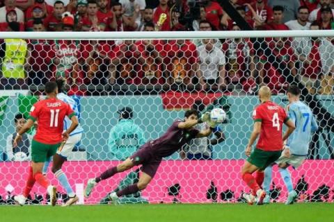 بونو خلال تصد في المباراة (Getty Images).jpg