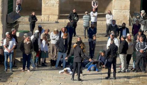 مستوطنون يؤدون السجود الملحمي وسط المسجد الأقصى.jpg