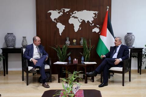 اشتية يستقبل الممثل الأميركي الخاص للشؤون الفلسطينية هادي عمرو.jpg