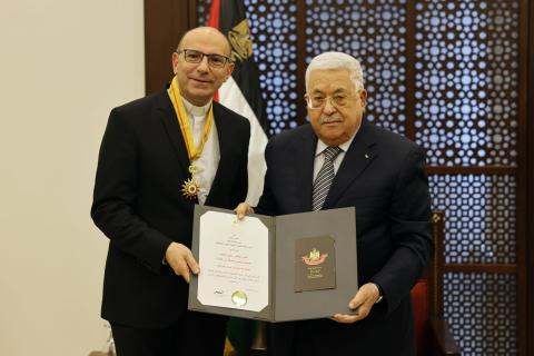 الرئيس يمنح القس البروفيسور متري الراهب نجمة بيت لحم من وسام بيت لحم
