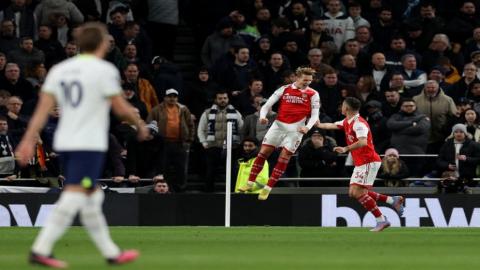 فرحة لاعب أرسنال مارتن أوديجارد بتسجيله هدفاً أمام توتنهام هوتسبير في الدوري الإنجليزي. (أ ف ب).jpeg
