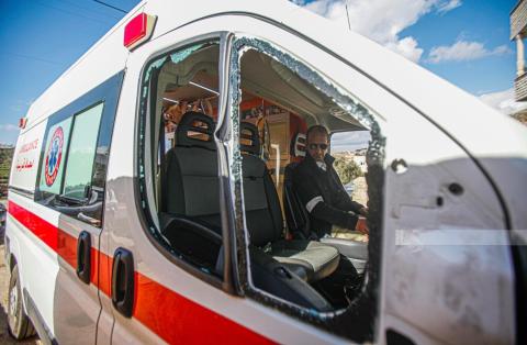مستوطنون يحطمون مركبة اسعاف في قرية قريوت قرب نابلس 1.jpg