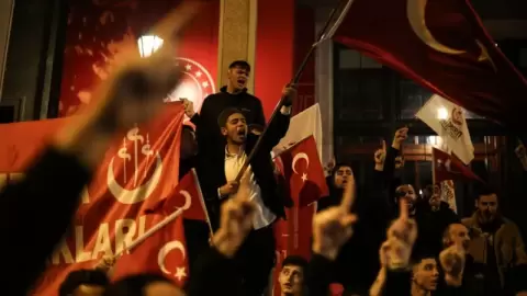 تظاهرة دعما لتركيا قرب السفارة السويدية في أنقرة، Getty Images.webp