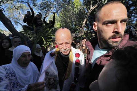 كريم يونس يرتدي الكوفية الفلسطينية .. تصوير (الفرنسية) 2.jpg