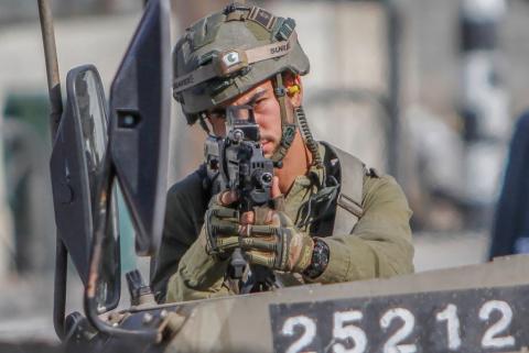 جندي في جيش الاحتلال يستهدف الشبان الفلسطينيين خلال مواجهات في نابلس (Getty Images).jpg