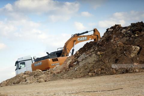 مستوطن يواصل تجريف أراضٍ تابعة لقريتي قلنديا ورافات شمال غرب القدس.jpg
