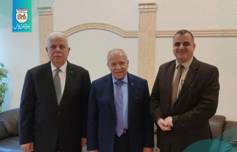رئيس بلدية خان يونس يبحث مع السفارة الفلسطينية بقطر دعم المشاريع التنموية