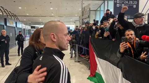 صلاح الحموري عند وصوله إلى مطار رواسي بالقرب من باريس في 18 كانون الأول/ديسمبر 2022 دافني بينوا / اف ب