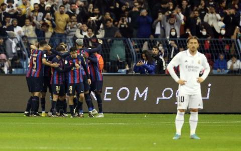 برشلونة يحسم الكلاسيكو بالثلاثة ويتوّج بالسوبر الإسباني.JPG