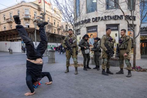 الجيش الإسرائيلي ينتشر في قلب القدس المحتلة لمساندة الشرطة  - الفرنسية 76.jpg