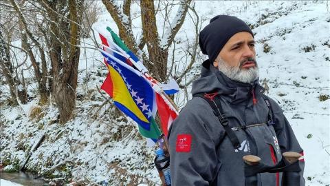 أنور بيغانوفيج (52 عاما) وصل صربيا مرورا بسلوفينيا وكرواتيا والبوسنة والهرسك.jpg