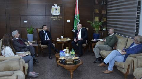وزير العمل القنصل الإيطالي يبحثان آليات التعاون المشترك لدعم قطاع العمل الفلسطيني