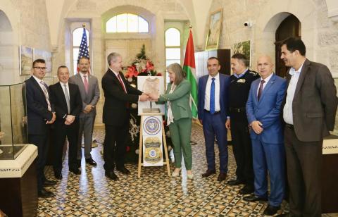 معايعة تتسلم قطعة اثرية تم تهريبها من فلسطين 6.jpg