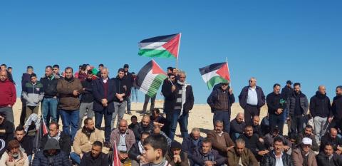 أهالي قلنديا يؤدون صلاة الجمعة على جبل الرأس رفضا للاستيطان وسرقة أراضي البلدة.jpg