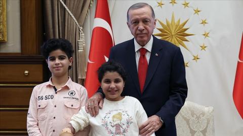 أردوغان يستقبل الشقيقين الفلسطينيين رهف ومحمد.jpg