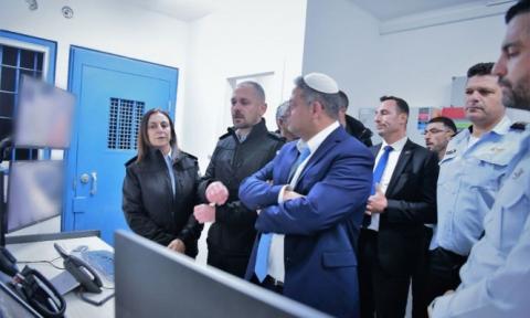 بن غفير في سجن نفحة، أمس.jpg