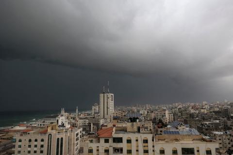 من أجواء المنخفض الجوي في قطاع غزة .. تصوير (الفرنسية).jpg