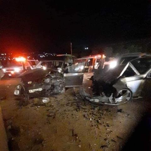 مصرع شخص وإصابة آخرين نتيجة حادث تصادم مركبتين على طريق نابلس.