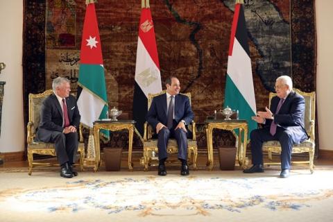 الرئيس محمود عباس والرئيس المصري عبد الفتاح السيسي والعاهل الأردني الملك عبد الله الثاني، خلال عقد القمة الثلاثية الفلسطينية المصرية الأردنية 43.jpg