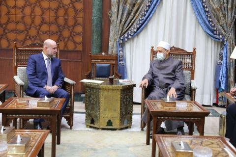 الهباش يبحث مع شيخ الأزهر سبل التصدي للمؤامرات الإسرائيلية على المسجد الأقصى.jpg