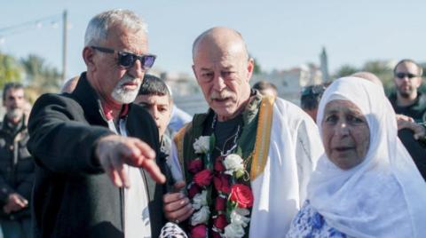 ماهر يونس بين أقاربه بعد إطلاق سراحه (إ.ب.أ).jpg