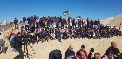 أهالي قلنديا يؤدون صلاة الجمعة على جبل الرأس رفضا للاستيطان وسرقة أراضي البلدة 1.jpg