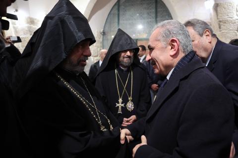 اشتية يشارك في حفل استقبال بمناسبة حلول عيد الميلاد المجيد حسب التقويم الأرمني ص7.jpg